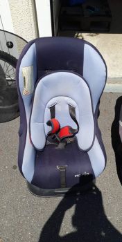 Vends 2 très beaux sièges auto : bébé et enfant